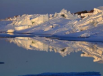 新疆乌伦古湖风积冰山奇观 层层叠加绵延数十公里